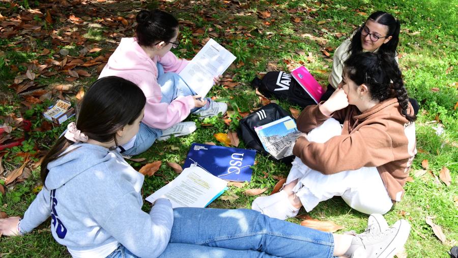 Os seguintes prazos do mes de xullo estenderanse entre os días 16 e 17, 20 e 22, 25 e 26, e 30 e 31. Imaxe de arquivo de estudantado no campus. FOTO: Santi Alvite