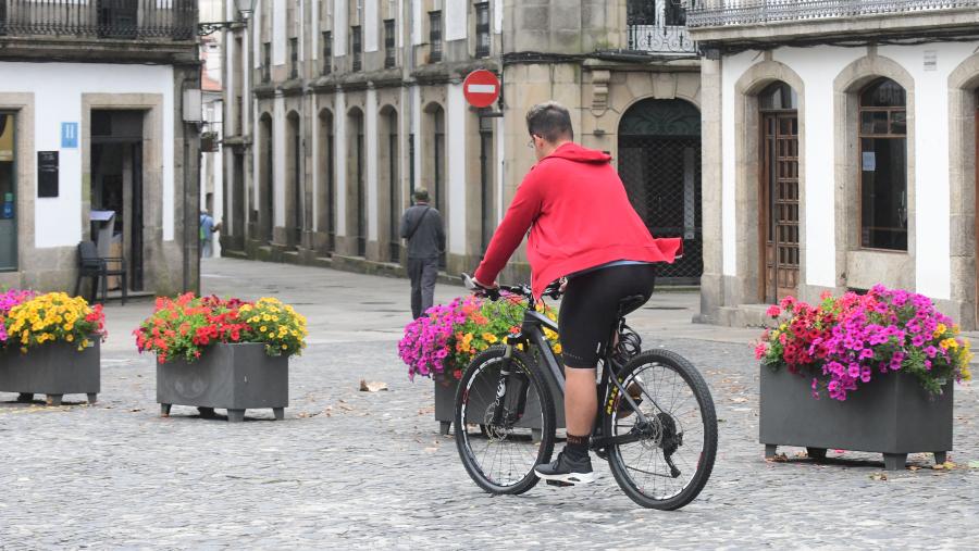 Este proxecto, impulsado pola área de Saúde e Medio Ambiente e financiado polo Ministerio de Transición Enerxética e Reto Demográfico, ten como obxectivo mellorar a calidade do aire en áreas urbanas mediante a promoción da mobilidade activa e sostible en bicicleta. FOTO: Santi Alvite