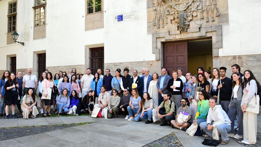 Foto de familia de participantes e representantes da organización dos cursos 'Galego sen fronteiras'. FOTO: Santi Alvite