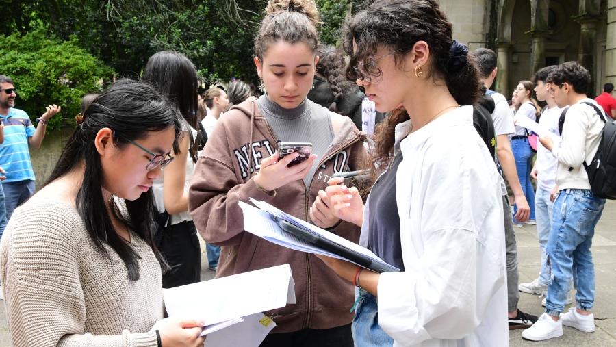 Estudantes no Campus Sur da USC. FOTO: Santi Alvite