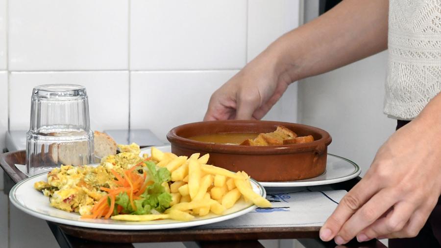 Contémplase a posibilidade de retirar un menú adicional para levar de luns a xoves ou ata dous menús adicionais os venres, nos días e períodos lectivos segundo o calendario escolar do curso 2024-25. FOTO: Santi Alvite