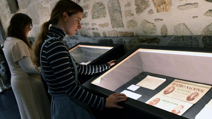 A Facultade de Xeografía e Historia acolle no primeiro andar unha mostra dedicada a José Fernández Vide ata o 24 de outubro. FOTO: Santi Alvite