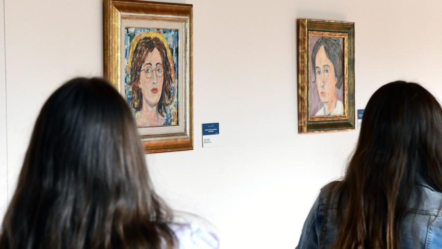 Dúas visitantes contemplan dous dos retratos da mostra. FOTO: Santi Alvite