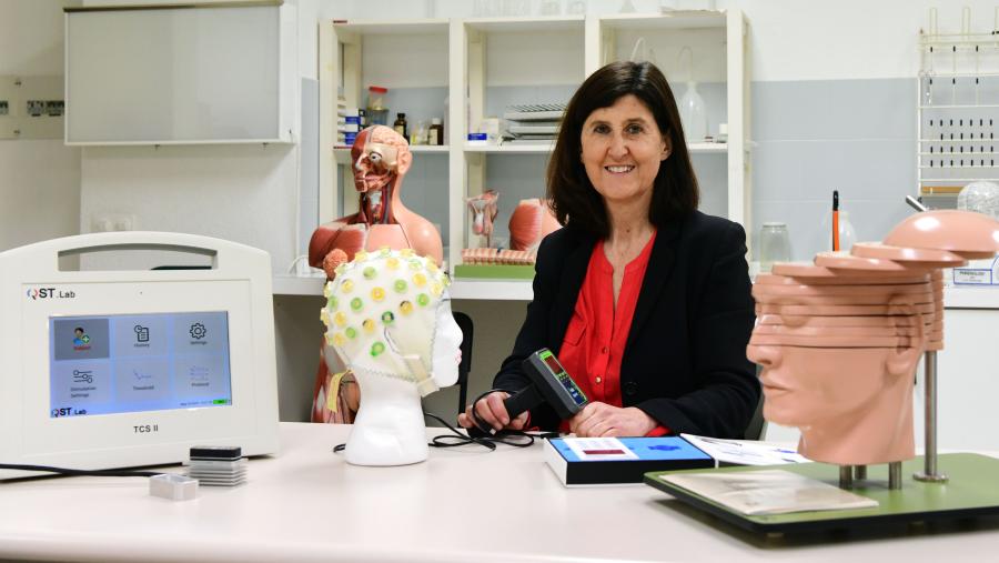 A profesora María Teresa Carrillo de la Peña coordina este proxecto co que se pretende desenvolver un instrumento para predicir a aparición da dor en pacientes con cancro. Foto: Santi Alvite