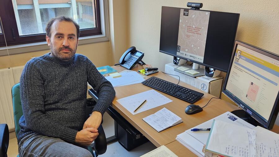 Editor sentado no seu despacho