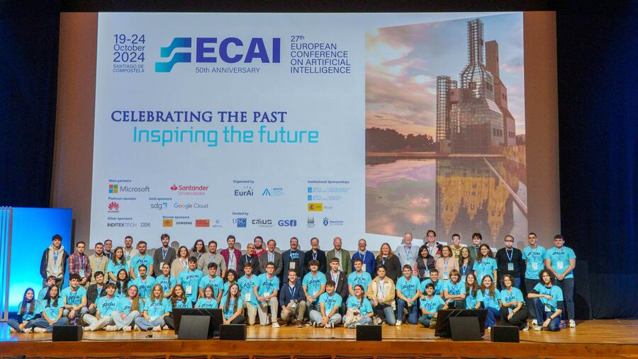 Foto de grupo do comité organizador local, no que traballaron máis de cen persoas