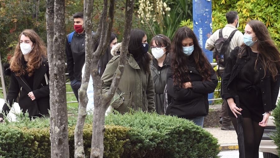 Imaxe de arquivo de estudantes na USC durante a pandemia da covid. Foto: santi Alvite