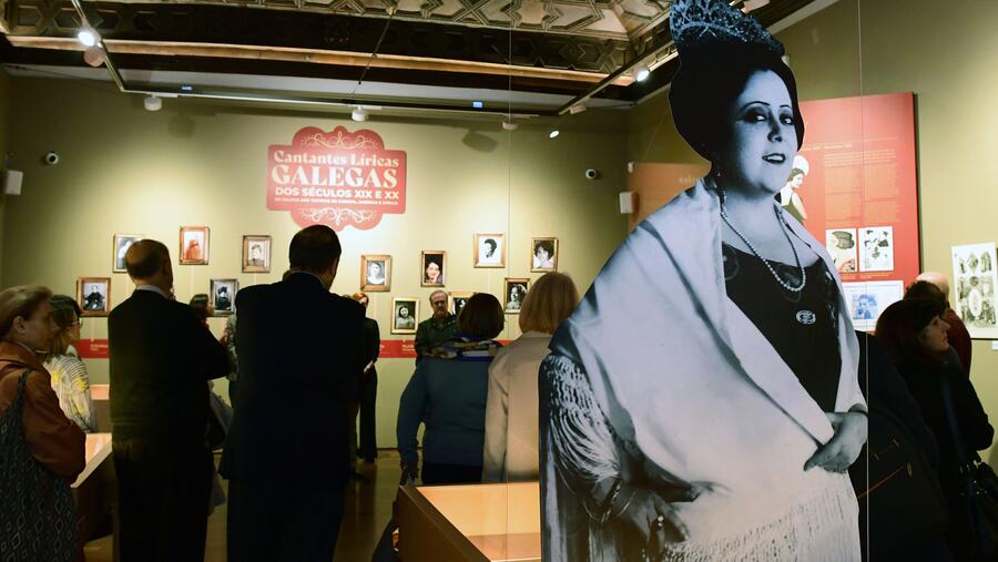 En primeiro plano a cantante Ángeles Ottein, irmá da tamén cantante Ofelia Nieto. Foto: Santi Alvite