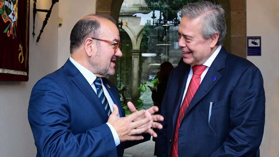 O reitor e o conselleiro conversan antes da sinatura do protocolo. Foto: Santi Alvite