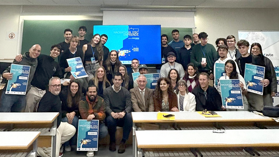 Foto de familia das persoas participantes no Hackathon USC Emprende