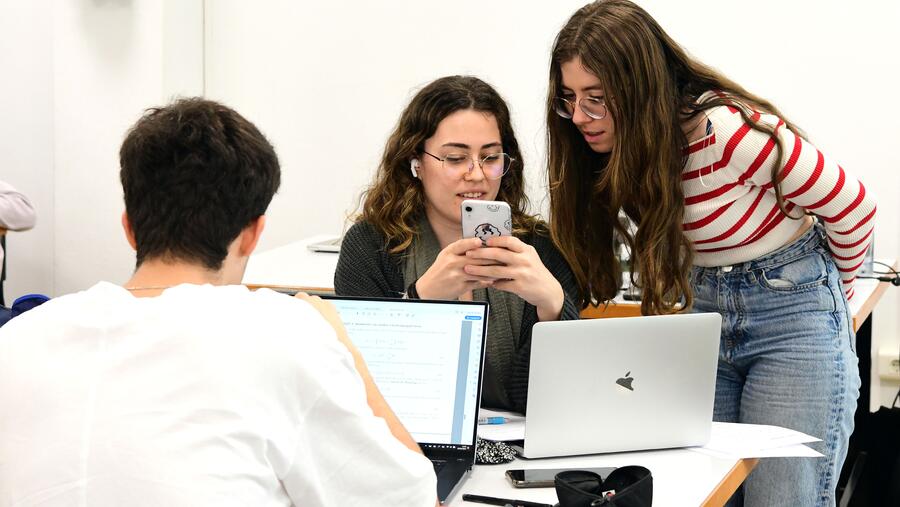 O uso de móbiles e ordenadores que é habitual nas xeracións máis novas non está ao alcance de toda a sociedade en moitos países. FOTO: Santi Alvite