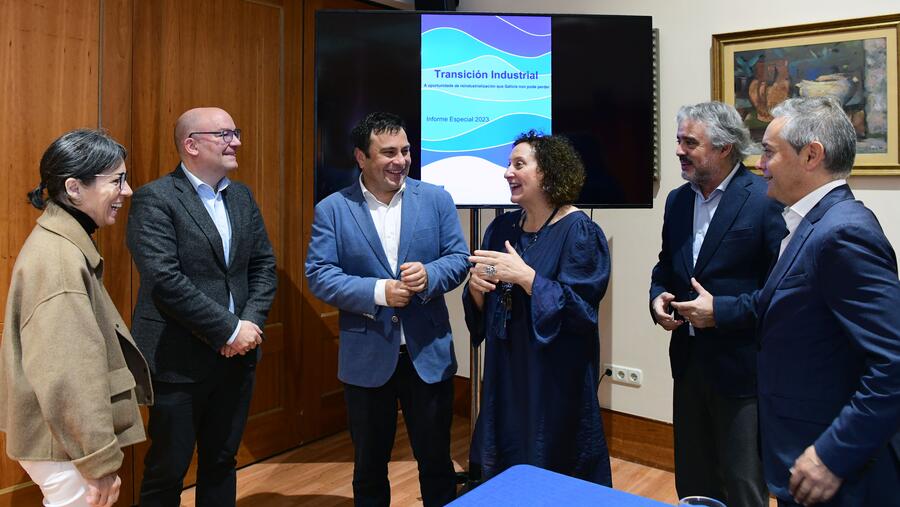 A profesora da USC e coordinadora de 'Economía Galega. Informe', Dolores Riveiro, conversando coas persoas participates. Foto: Santi Alvite