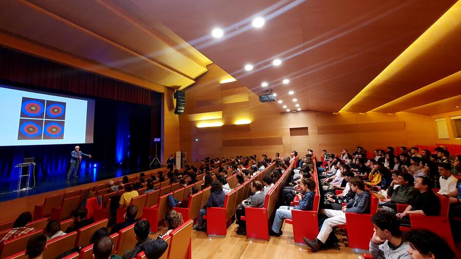 Instante da conferencia de Krishna Rajagopal na Semana da Ciencia do IGFAE do pasado ano