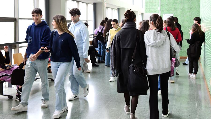 Aprobou ademais o regulamento de asistencia a clase nas ensinanzas oficiais de grao e mestrado
