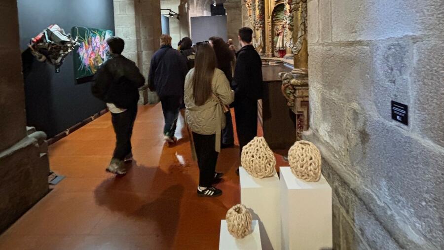 Montaxe da exposición na Igrexa universitaria