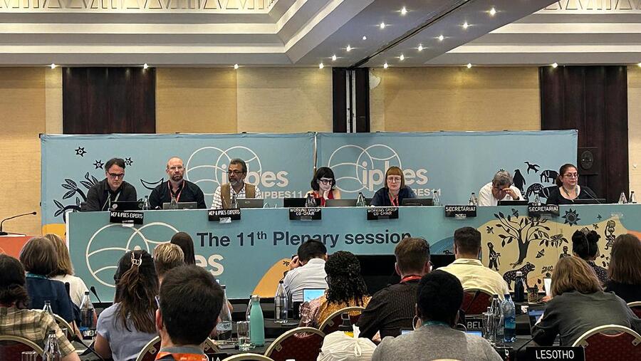 Sebastián Villasante, á esquerda, na negociación do informe cos 147 países