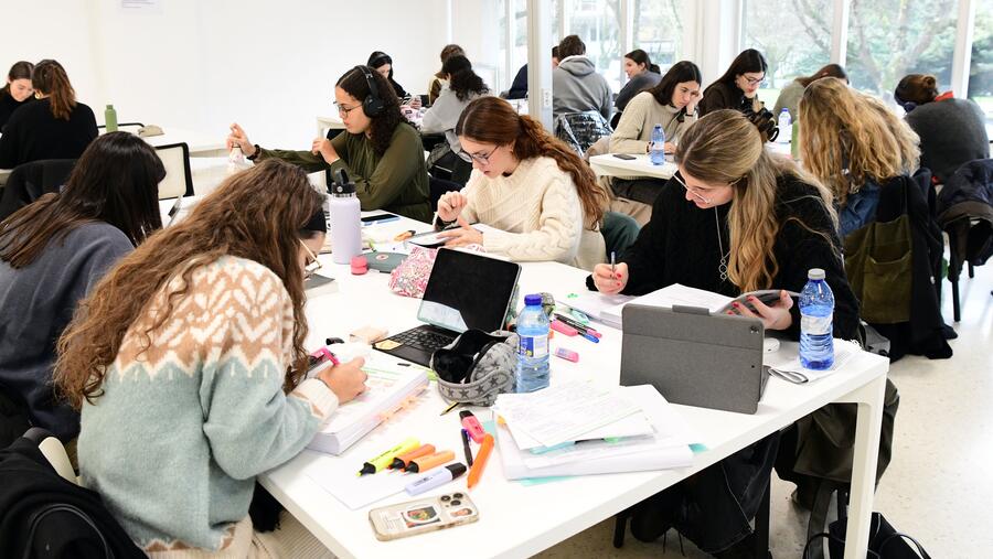 Estudantes na sala de Dereito. Foto: Santi Alvite