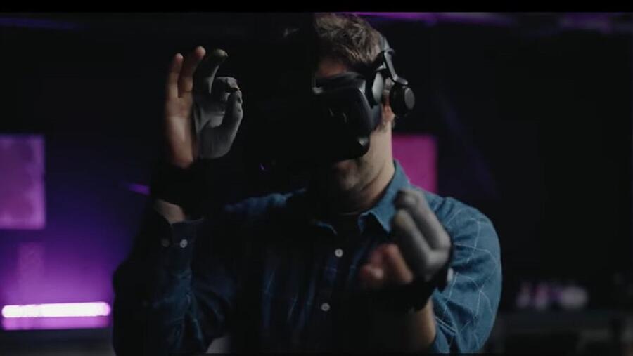 David Glowacki traballando no seu proxecto de realidade virtual