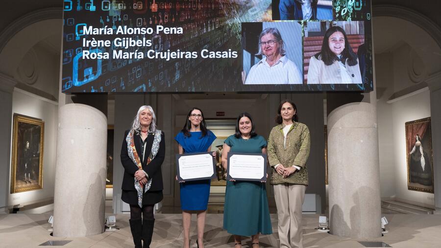 As tres premiadas, coa presidenta da SEIO, Begoña Vitoriano (á esquerda). Foto: Fundación BBVA