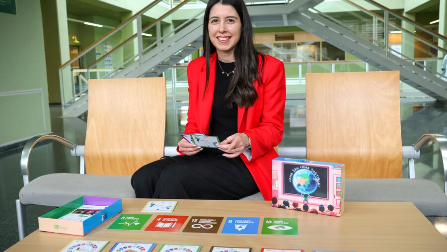 Cristina Cambeses co xogo Come San...Come Sostible, produto da investigación. Foto: CRETUS