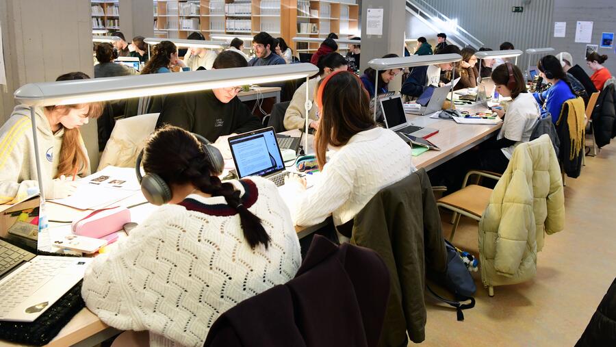 O estudantado intercambiará horas de estudo por axuda humanitaria. Foto: Santi Alvite