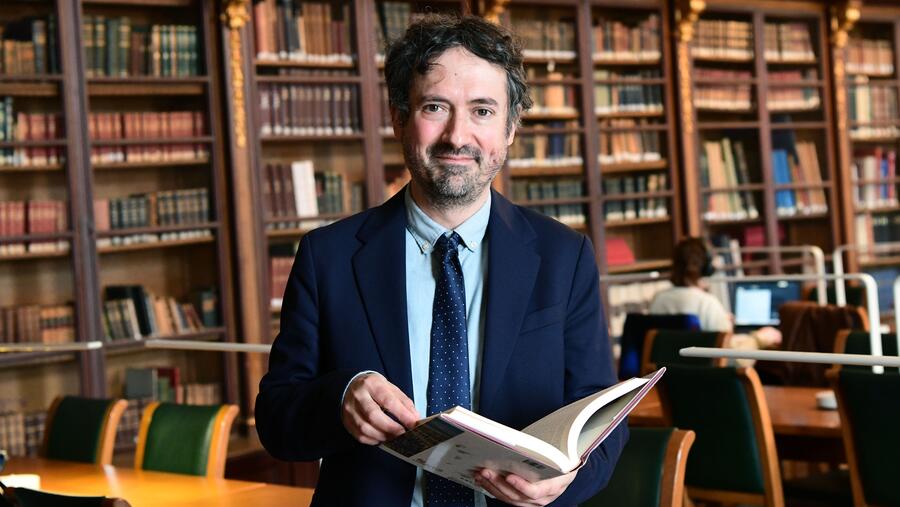 Antonio Míguez, na Biblioteca da Facultade. Foto: Santi Alvite