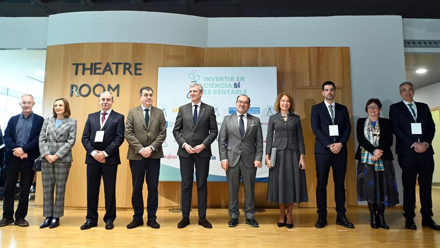 Autoridades asistentes á reunión no CiMUS. Foto: Santi Alvite