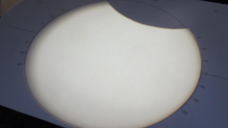 Foto tomada por proxección dende o Observatorio Astronómico da USC preto do máximo da eclipse parcial de Sol de xuño de 2021. Autores: José Ángel Docobo Durántez e Pedro Pablo Campo Díaz