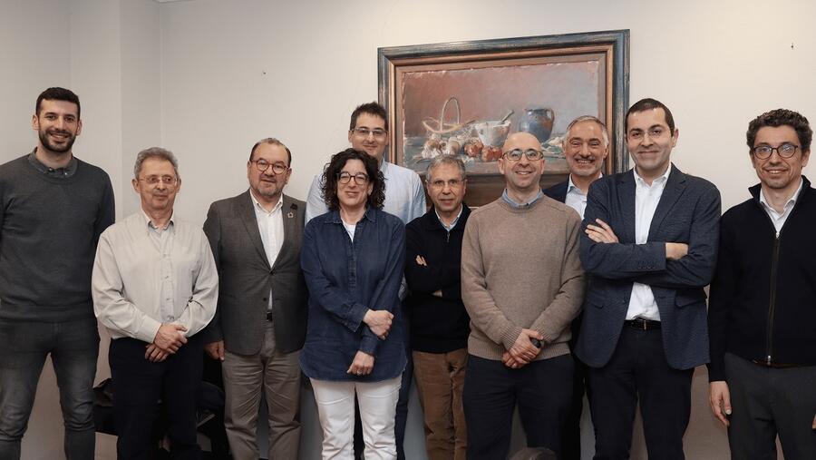 Foto de grupo dos promotores de EnergHius co reitor e membros do CiTIUS e da AVTE