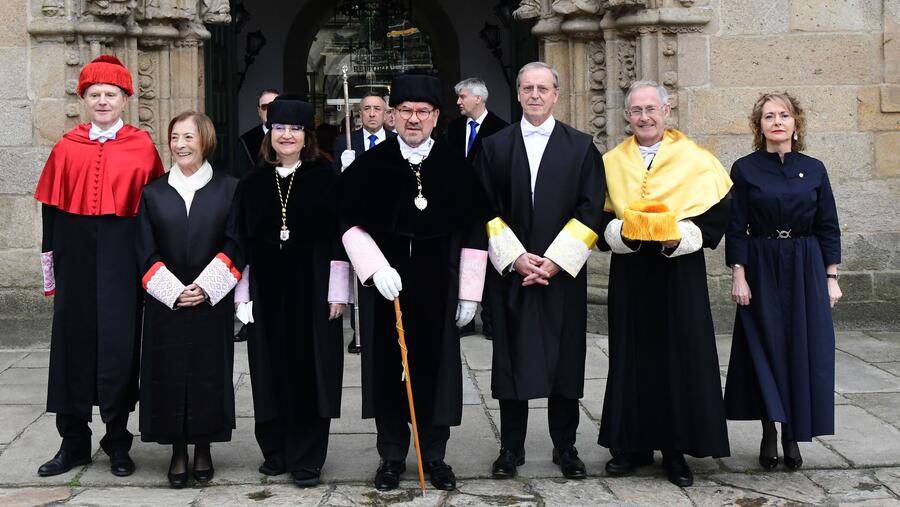 O reitor, no centro da imaxe xunto á reitora da Universidade de Alacante, xunto cos novos honoris causa, os seus padriños e a secretaría xeral. Foto: Santi Alvite