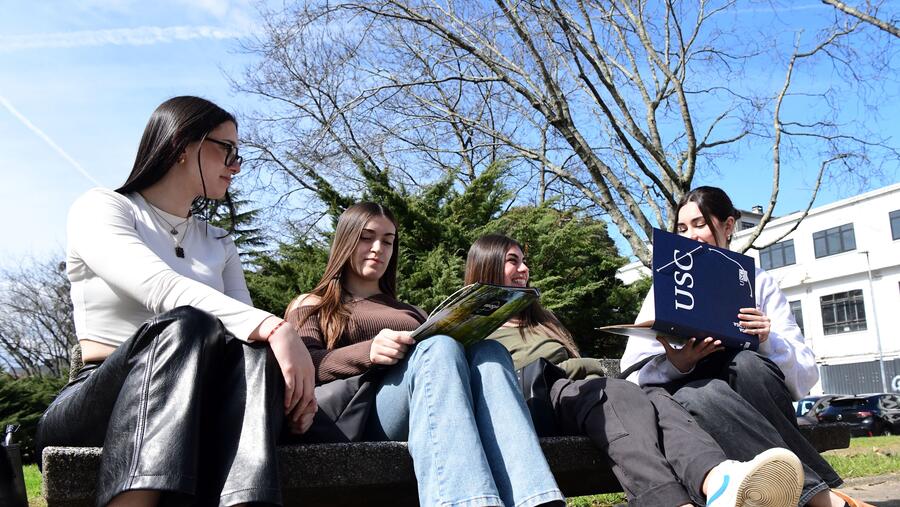 Imaxe de arquivo de estudantes na USC. FOTO: Santi Alvite
