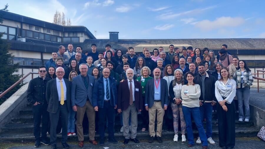 Foto de familia do comité de especialistas co equipo decanal e integrantes da comunidade universitaria de Veterinaria