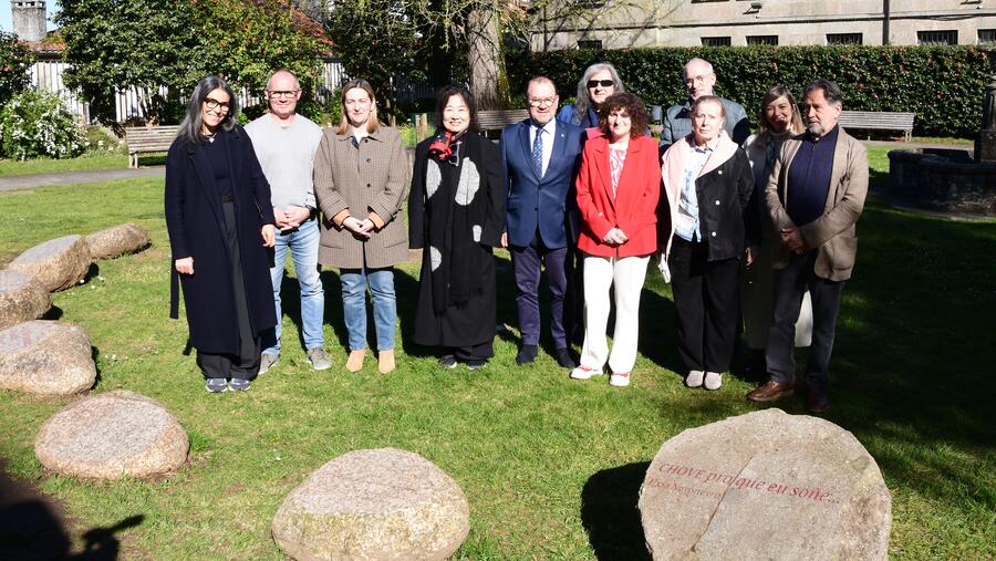 A incorporación dos versos destes tres poetas quedou formalizado este luns nun acto no Xardín de Fonseca coa presenza de autoridades. Foto: Santi Alvite