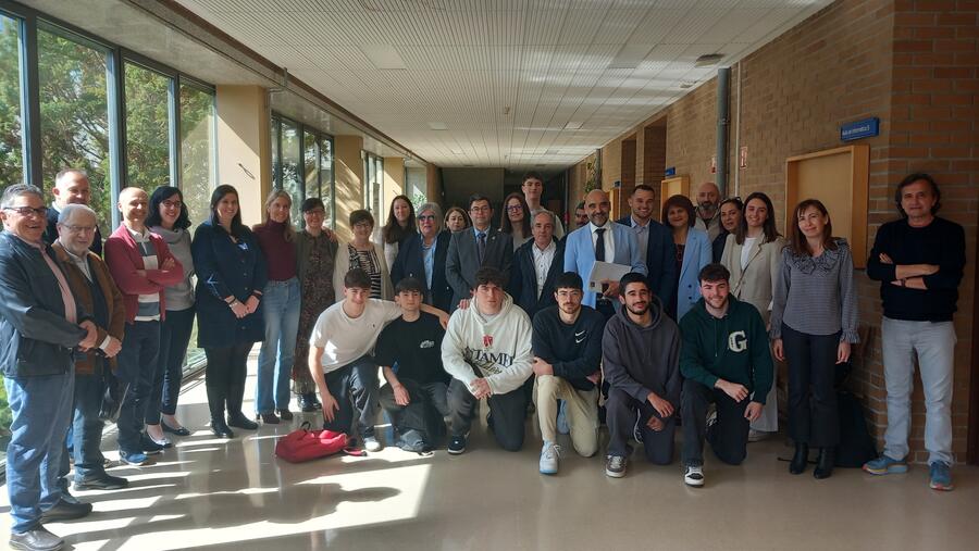 O vicerreitor Francisco Fraga e o adxunto para o Campus de Lugo, Antonio Álvarez, posan xunto ao equipo de goberno de ADE, as persoas recoñecidas no acto e demais integrantes da comunidade universitaria do centro