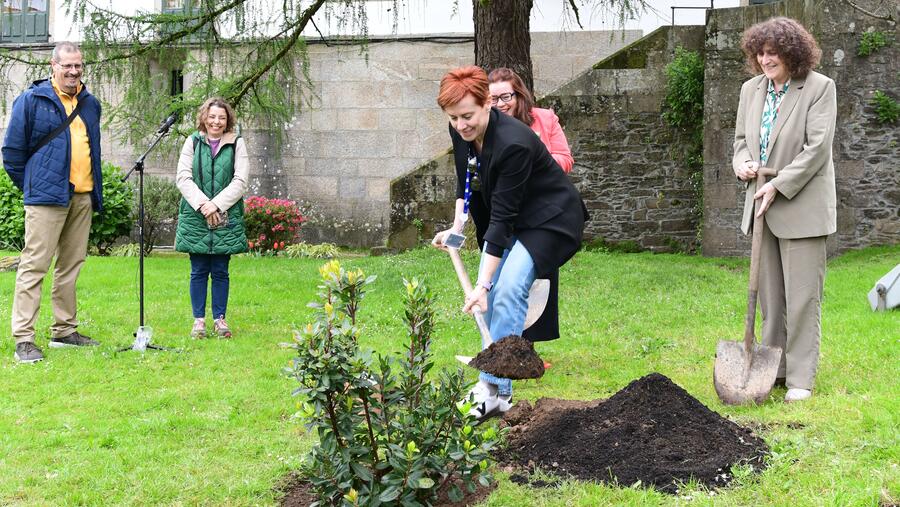 A vicerreitora Pilar Murias participou na plantación do érbedo. Foto: Santi Alvite
