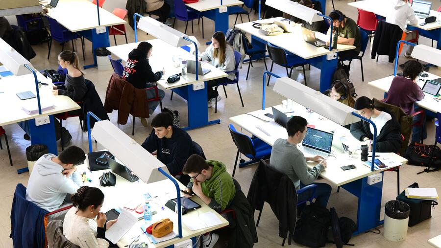 Estudantado nunha biblioteca da USC. FOTO: Santi Alvite