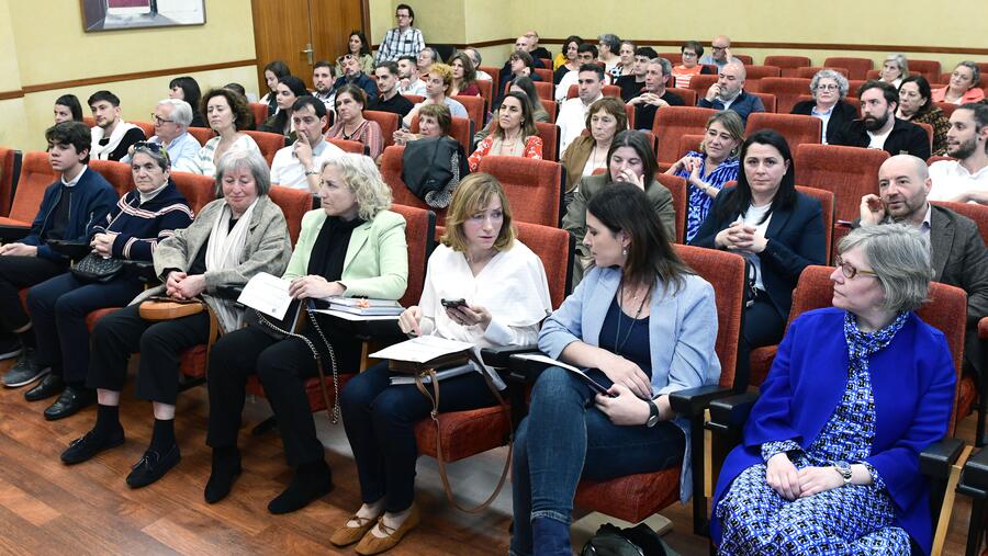 Público asistente ao acto do patrón. Foto: Santi Alvite