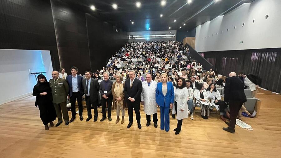 Foto de familia de autoridades e asistentes