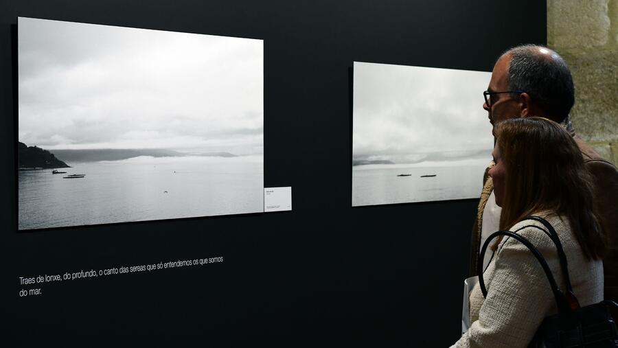 Público observando algunhas das fotografías da mostra. Foto.Santi Alvite