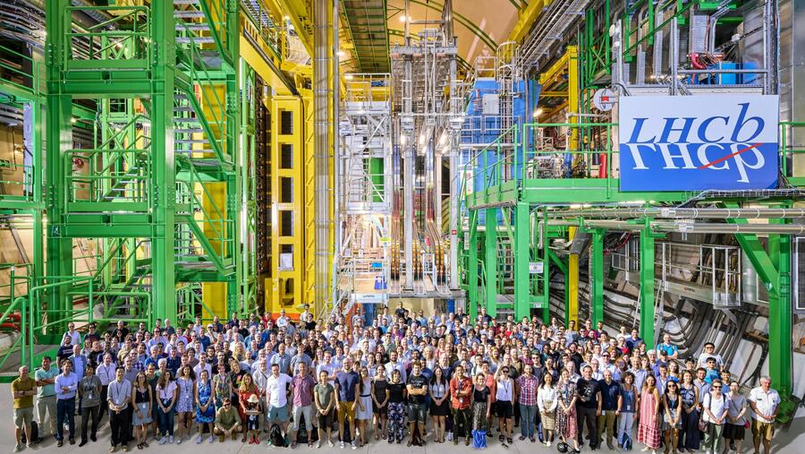 Membros da colaboración LHCb diante do detector, nas instalacións do CERN. FOTO: LHCb