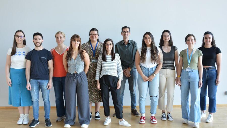 Rubén Nogueiras e Sara Martínez co resto de integrantes do seu grupo de investigación 