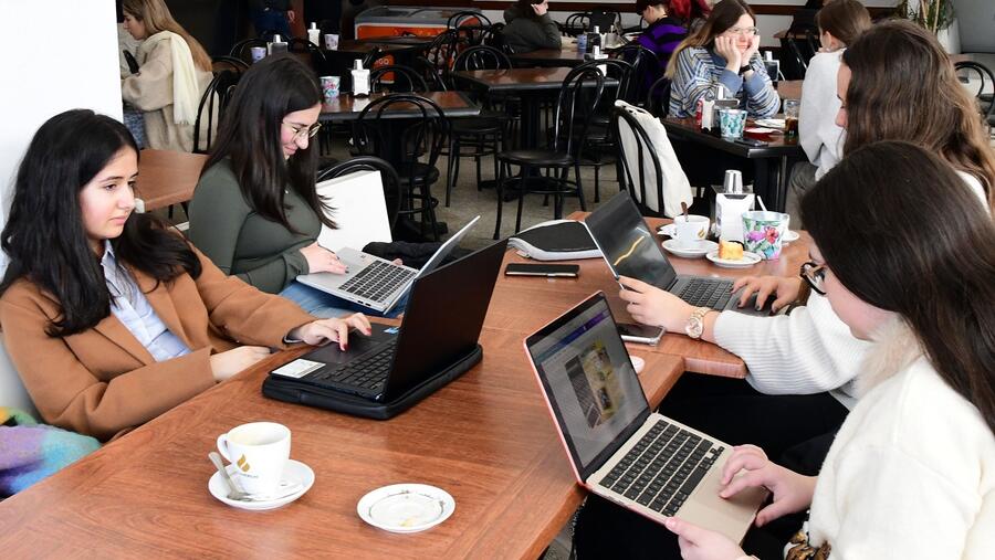 O estudantado pode participar estes dous días na feira. Foto: Santi Alvite