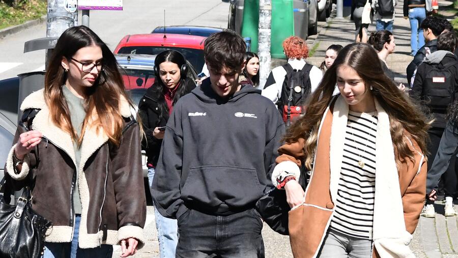 Estudantes no campus de Santiago. Foto: Santi Alvite