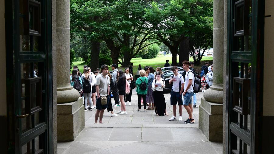 Esta iniciativa que se desenvolve por segundo ano consecutivo ten como obxectivo que a mocidade preuniversitaria reciba información directa dos estudos de grao que se ofertan na USC. FOTO: Santi Alvite