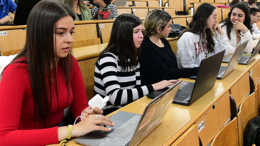 O estudantado recibiu un correo electrónico coa ligazón de acceso á enquisa. FOTO: Santi Alvite