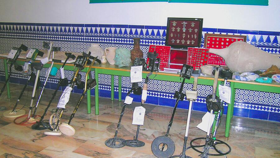 Vista parcial dos detectores de metais e bens arqueolóxicos incautados pola Garda Civil durante a operación Tertis (2007) (Foto: Ignacio Rodríguez-Temiño)