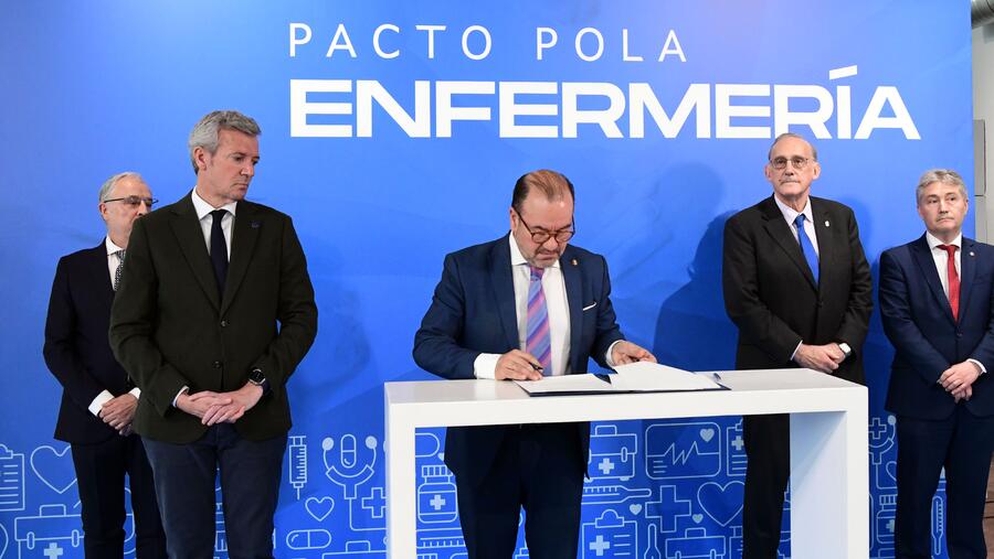 O reitor compostelán asina o protocolo xeral diante do resto de autoridades. Foto: Santi Alvite