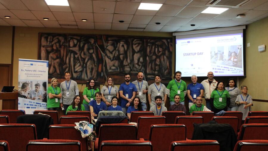 Foto de grupo das persoas participantes nas xornadas da aceleradora