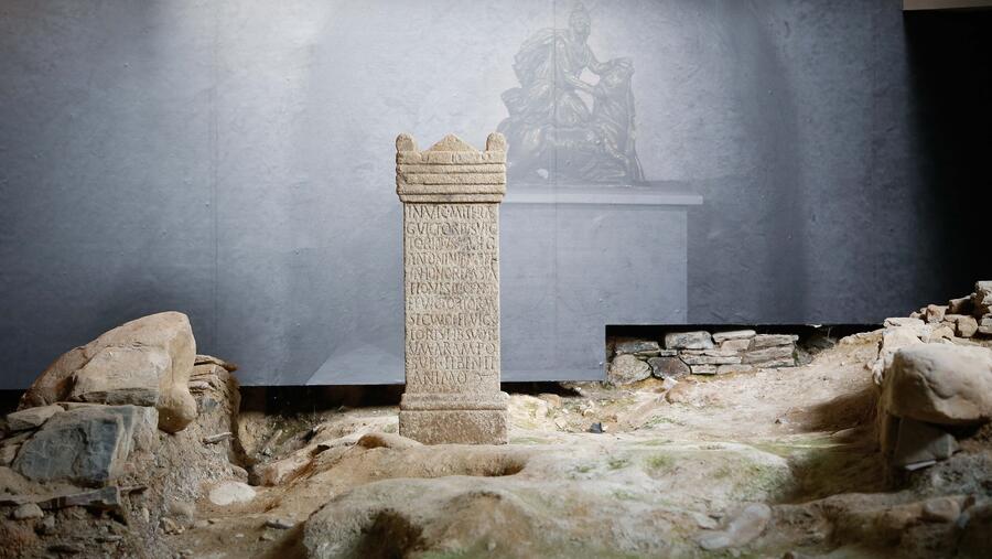 Ara romana na Domus do Mitreo