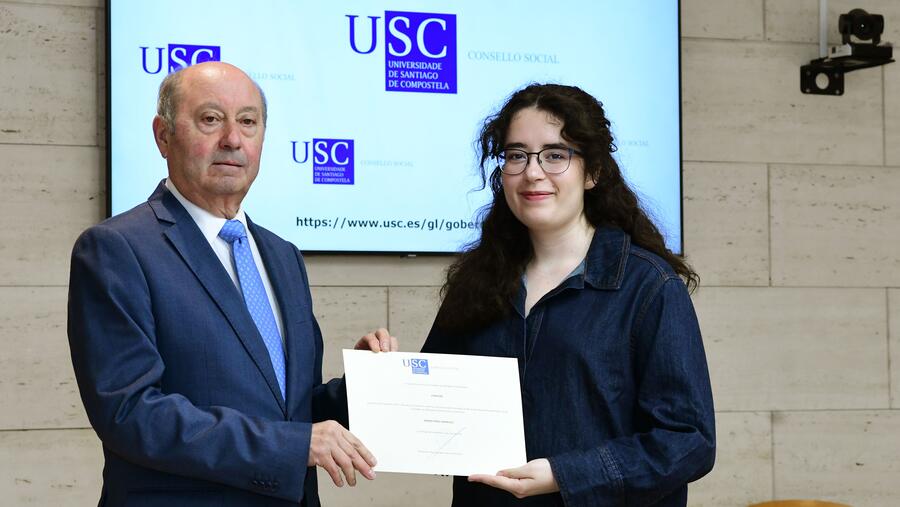 María Pérez recollendo o seu premio no Consello Social. Foto: Santi Alvite